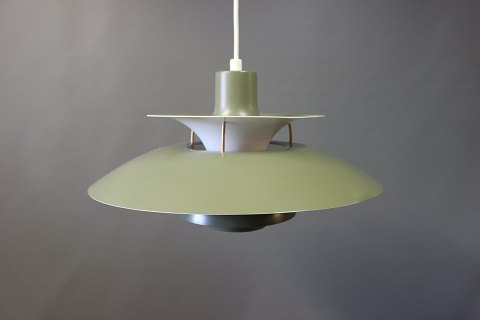 PH5 lamp in Army Green designed by Poul Henningsen in 1958 and manufactured by 
Louis Poulsen. 
5000m2 showroom.