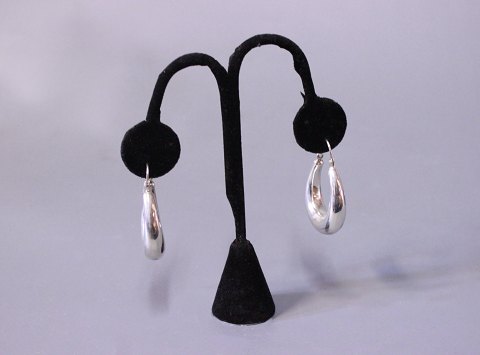 Round earrings in 925 sterling silver.
5000m2 showroom.