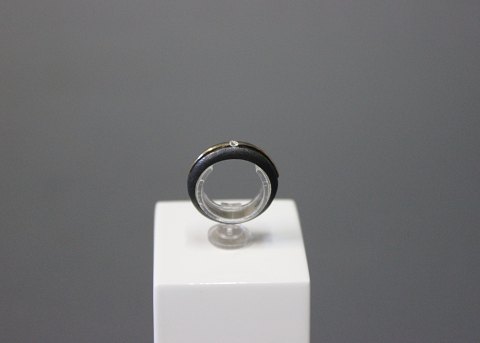 Ring in 925 sterling silver with small stone.
5000m2 showroom.
