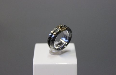 Ring in silver with 0,5 ct. diamond in gold sockets.
5000m2 showroom.