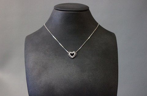 Necklace in 14 ct. White gold with a pendant of Black and White diamonds.
5000m2 showroom.