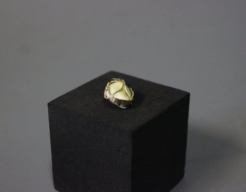 Pendant in 14 ct. gold with a small Shell.
5000m2 showroom.