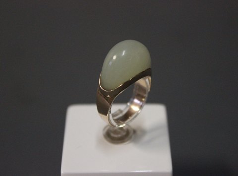 8 ct. goldring with moonstone.
5000m2 showroom.