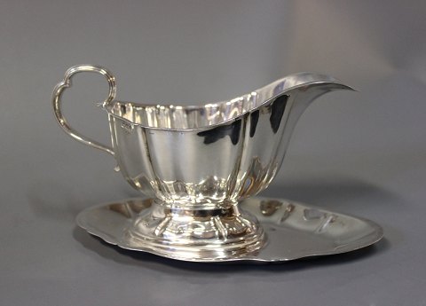 Sauceboat in English silver, stamped H.A.
5000m2 showroom.