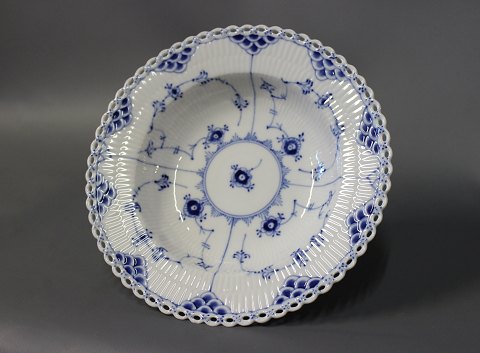 Royal Copenhagen blue fluted lace Deep plate, no.: 1/1079.
5000m2 showroom.