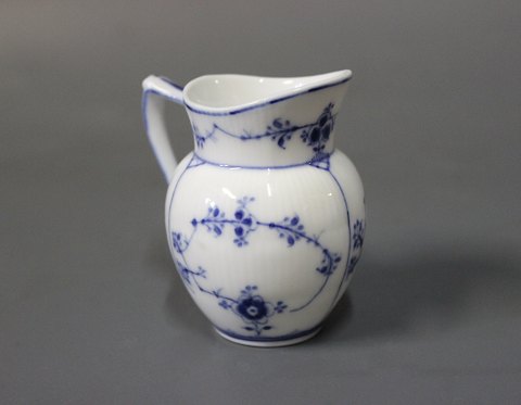 Royal Copenhagen blue fluted small cream jug.
5000m2 showroom.