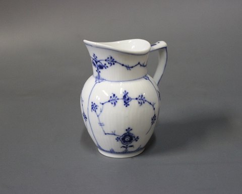 Royal Copenhagen blue fluted large cream jug.
5000m2 showroom.