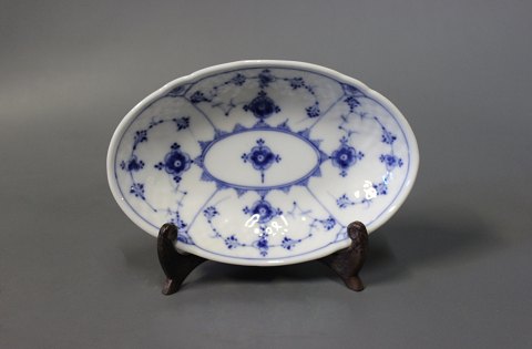 B&G blue fluted/-painted small oval dish, #18.
5000m2 showroom.
