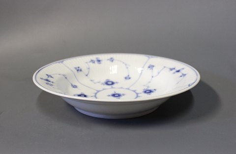 B&G blue fluted/-painted Deep dinner plate, stamped #17.
5000m2 showroom.