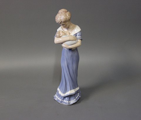 Royal figurine A Mother with an Infant, no. 052.
5000m2 showroom.