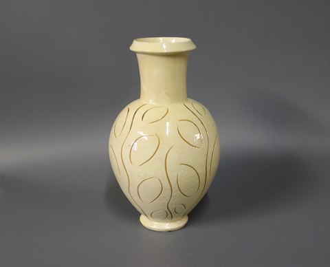 Keramik vase i beige med fint mønster af Herman A. Kähler.
5000m2 udstilling.