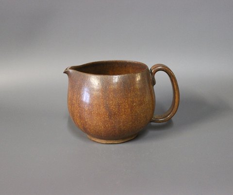 Keramik kande i brune farver af Arne Bang, nr.: 406.
5000m2 udstilling.