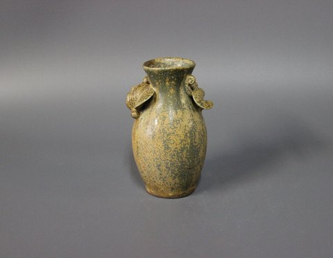 Lille keramik vase i brune farver af Arne Bang, nr. 26.
5000m2 udstilling.
