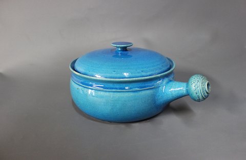 Ceramic serving bowl with lid and a blue glaze by Herman A. Kähler.
5000m2 showroom.