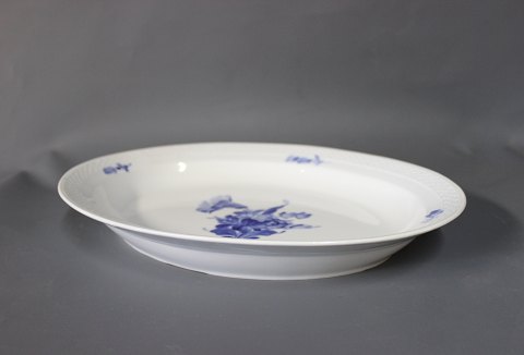 Small oval dish, #10/8015.
5000m2 showroom.