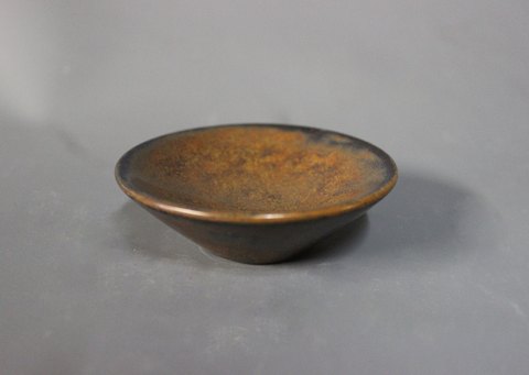 Lille keramik saltkar i brune farver af L. Hjort Danmark.
5000m2 udstilling.