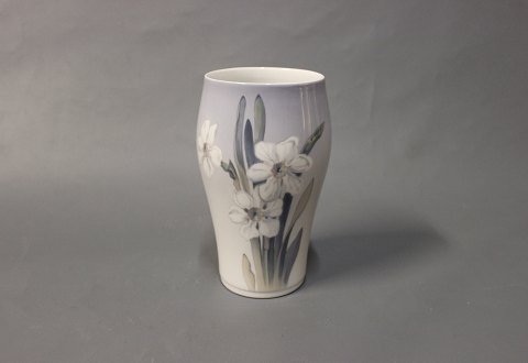 This vase with a floral motif was manufactured by Royal Copenhagen with 
production number 2778.
5000m2 showroom.