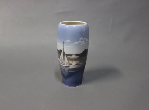 This vase with a harbor motif by Royal Copenhagen is numbered 4468.
5000m2 showroom.