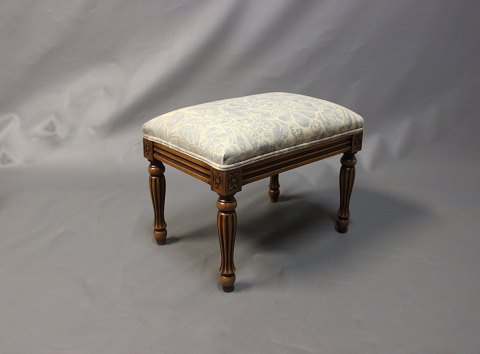 Small footstool in mahogany and light fabric from the 1950s.
5000m2 showroom.