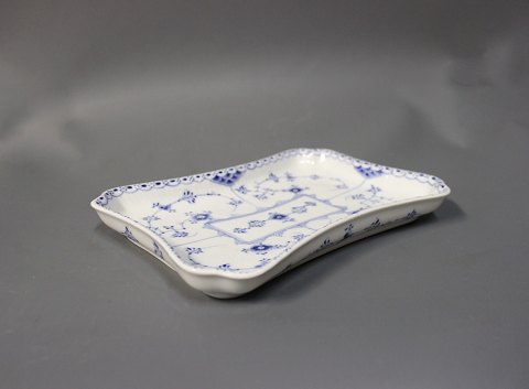 Royal Copenhagen blue fluted half lace dish, #1/716.
5000m2 showroom.
