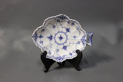 Royal Copenhagen blue fluted half lace small leaf shaped dish, #1/550.
5000m2 showroom.