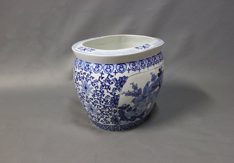 Stor kinesisk porcelæn blomsterkumme fra omkring 1920.
5000m2 udstilling.