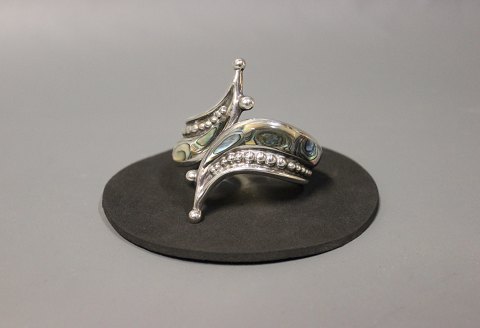 Armring in 925 sterling silver Mexico and decorated with mother of Pearl.
5000m2 showroom.