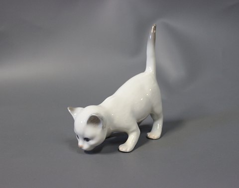 Standing Cat, no.: 2507, by B&G.
5000m2 showroom.