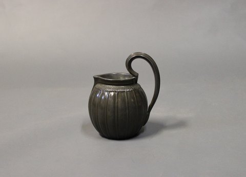 Small jug with handle in disco metal by Just Andersen.
5000m2 showroom.