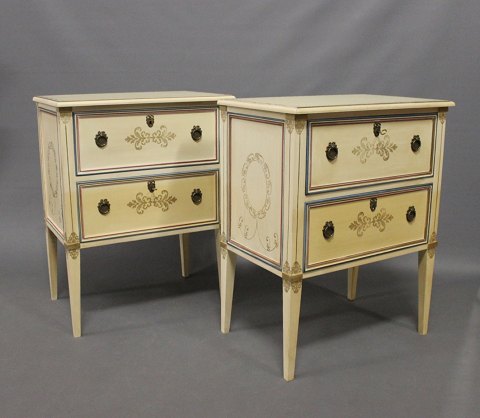 A pair of chests of drawers in painted wood from the 1960/1970s. 
5000m2 showroom.