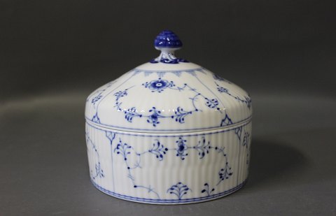 Royal Copenhagen blue fluted lidded jar #177.
5000m2 showroom.