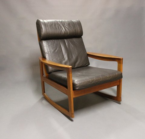 Rocking chair in teak and black classic leather by Ole Wanscher from the 1960s.
5000m2 showroom.