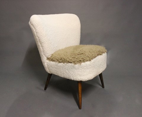 Lav hvilestol med lyst stof og ben af Palisander af Dansk Design.
5000m2 udstilling.
