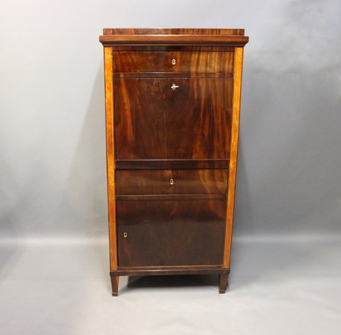 Secretary in mahogany with inlaid  fruit wood, in the style of Empire from the 
1810s.
5000m2 showroom.