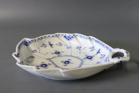 Royal Copenhagen blue fluted half lace leaf shaped dish, no.: 1/548.
5000m2 showroom.