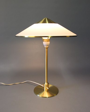 "Kongelys" tablelamp by Fog and Moerup of plast and brass.
5000m2 showroom.