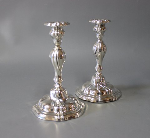 A pair of tall candlesticks in 830 silver and stamped with the number 996.
5000m2 showroom.