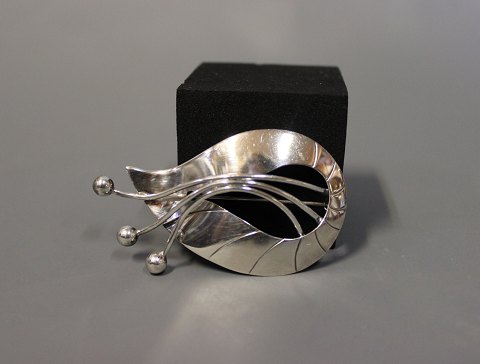Large brooch stamped N.E. From in 925 sterling silver. 
5000m2 showroom.
