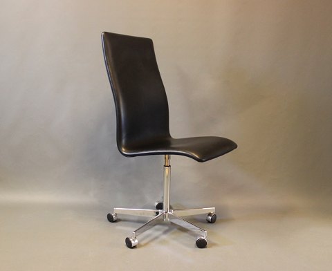 The Oxford classic office chair, model 9193C, in Black elegance leather by Arne 
Jacobsen and Fritz Hansen.
5000m2 showroom.