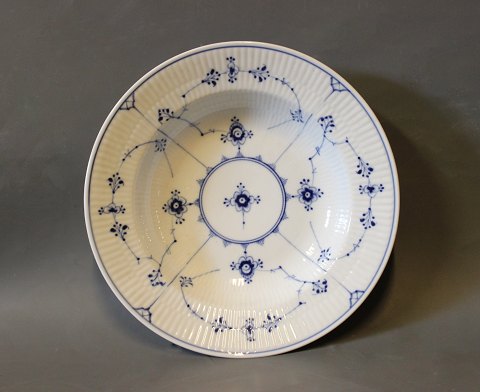 Royal Copenhagen blue fluted Deep dinner plate, no.: 1/167.
5000m2 showroom.