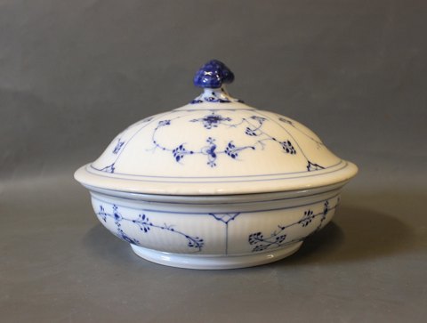 Royal Copenhagen blue fluted round tureen, no.: 1/397.
5000m2 showroom.