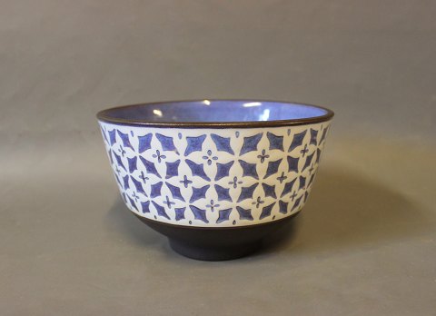 Aluminia ceramic bowl with pattern on the outside and light blue glaze on the 
inside. 
5000m2 showroom.