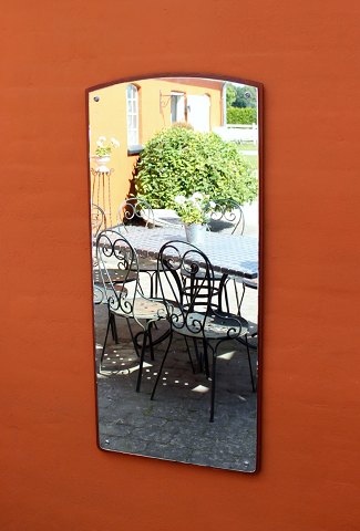 Mirror in teak of Danish design from the 1960s.
5000m2 showroom.