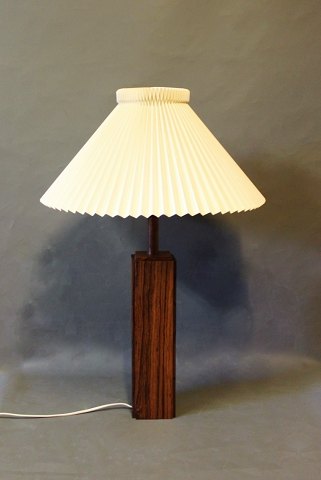 Høj bordlampe af palisander, dansk design fra 1960erne.
5000m2 udstilling.