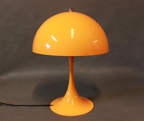 Orange Panthella mini table lamp by Verner Panton and Louis Poulsen.
5000m2 showroom.