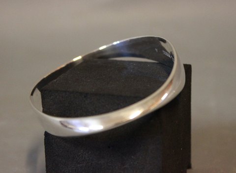 Arm bangle in 925 sterling silver by David Andersen Norway.
5000m2 showroom.