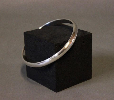 Bangle in 925 sterling silver, stamped R.S.
5000m2 showroom.