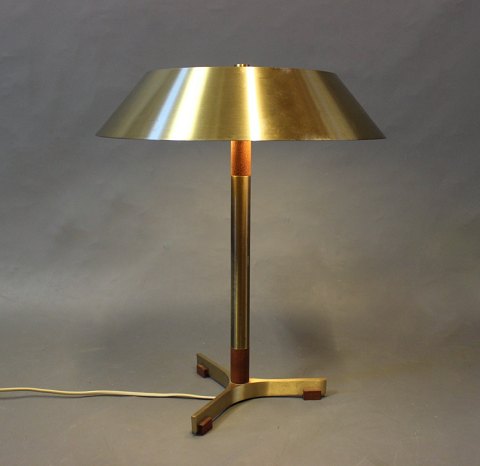 Tablelamp, model President, in brass and teak by Jo Hammerborg for Fog and 
Mørup, danish design from the 1960s.
5000m2 showroom.