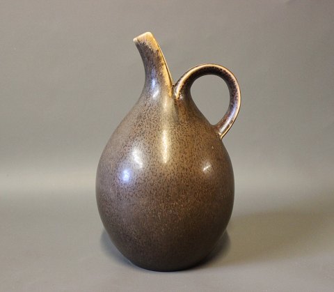 Pitcher with dark brown glaze by Eva Stæhr Nielsen for Saxbo.
5000m2 showroom.