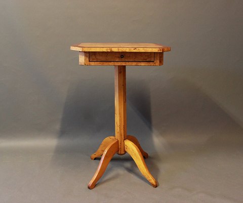 Lamp table in birch with inlaid wood from the 1840s.
5000m2 showroom.
